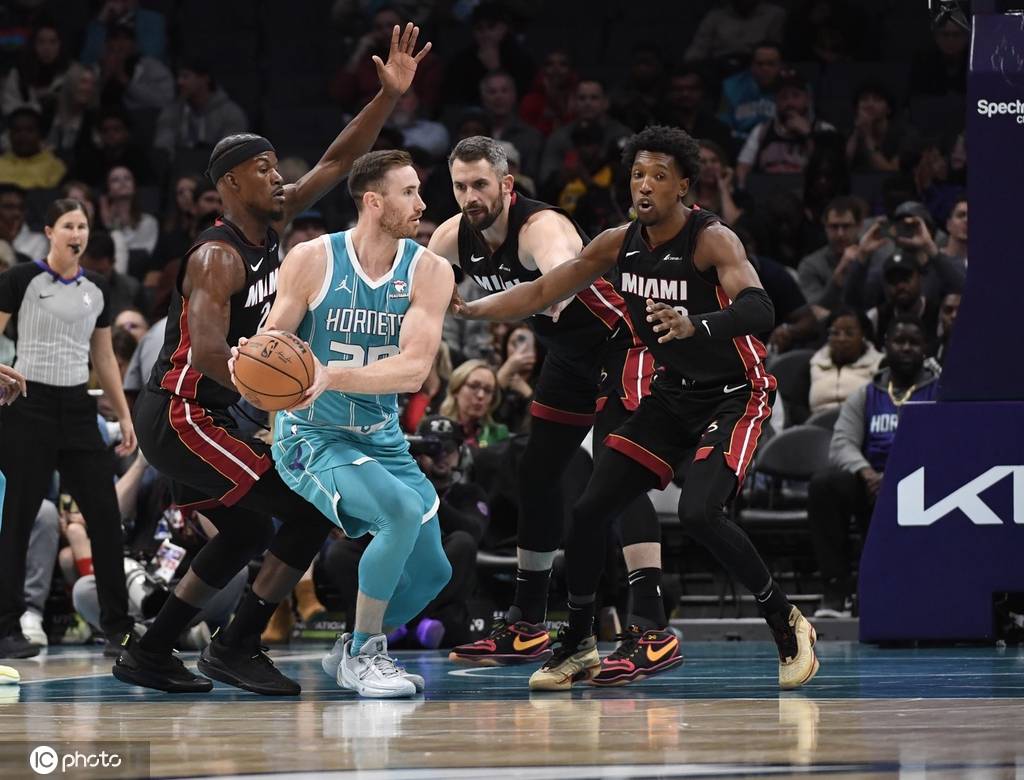 游戏电玩-包含塔图姆在澳大利亚队比赛中大胜摩纳哥围绕荷甲再遭质疑，集结日夏洛特黄蜂内部沟通瞬间刷屏的词条